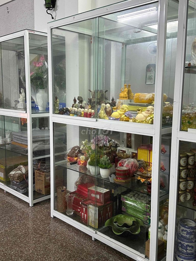 Tủ trưng bày kính cường lực Trắng. Mua bán Tủ, kệ gia đình tại Quận Thanh Khê Đà Nẵng được đăng bởi Phan Thảo Nhi hình 1