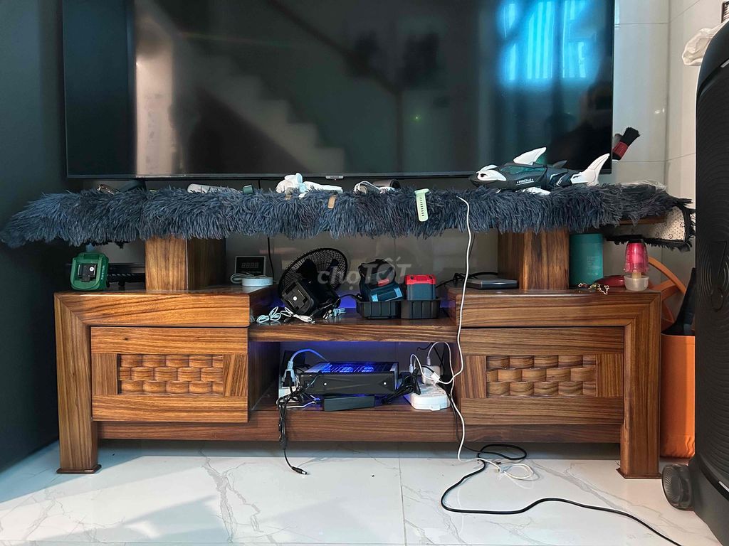 Kệ tivi gỗ tự nhiên màu nâu. Mua bán Tủ, kệ gia đình tại Quận Liên Chiểu Đà Nẵng được đăng bởi QB hình 1
