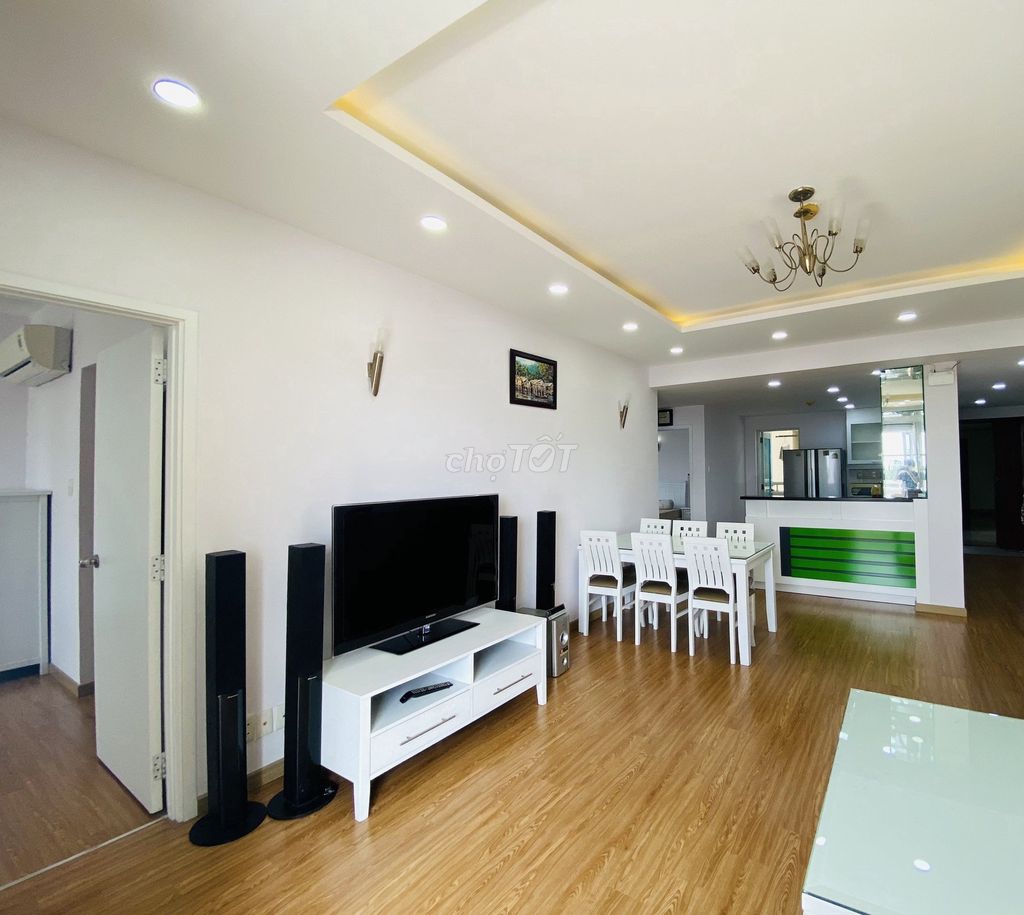 Cho thuê gấp căn hộ Hùng Vương Plaza 130m2, 3PN, 3WC nội thất đa