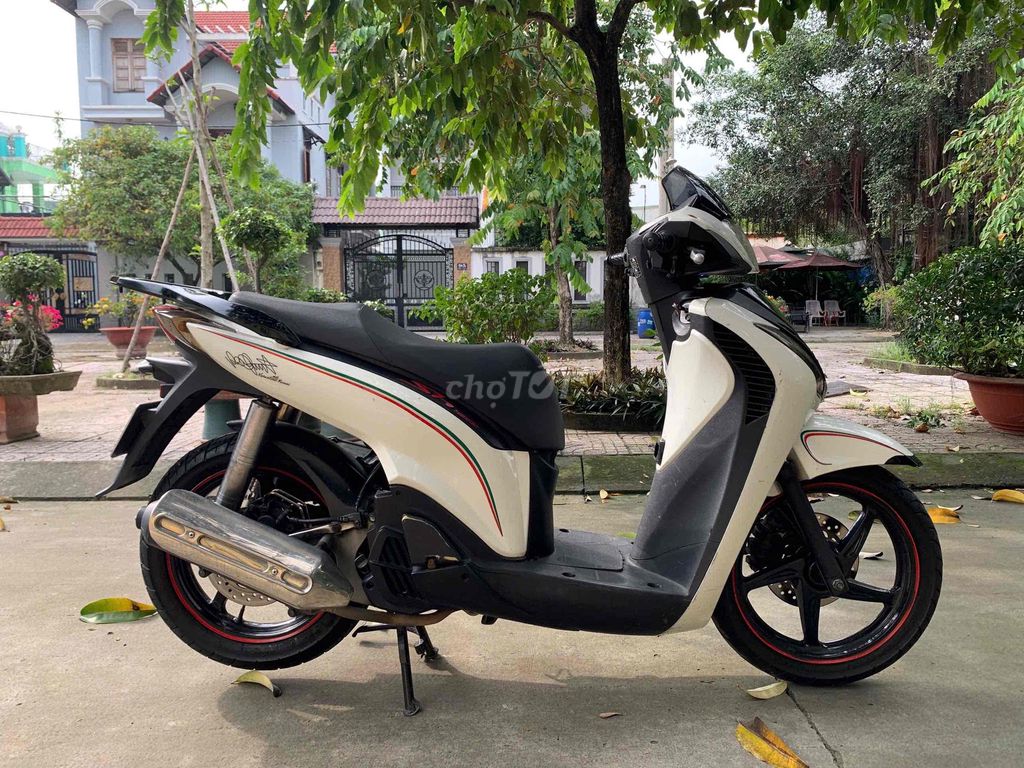 🌈Xe honda SH 2012 trắng  đen  mới len ken  90 %. Mua bán Xe máy tại Thành phố Thủ Đức Tp Hồ Chí Minh được đăng bởi Nguyễn Thanh Bình hình 3