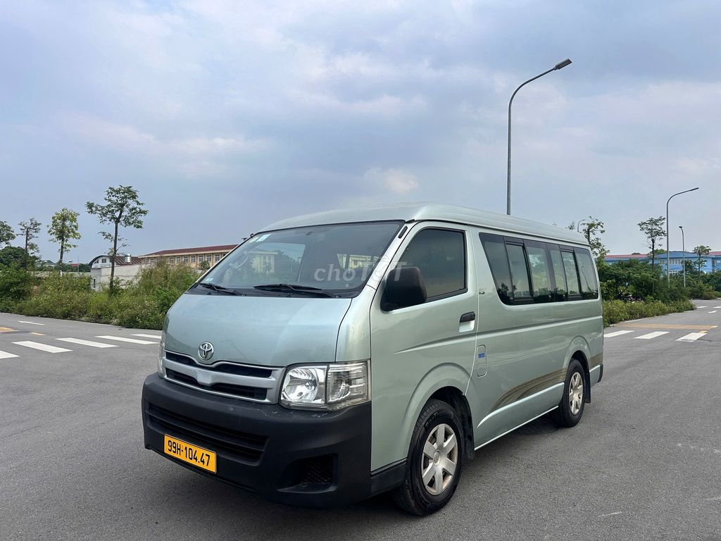 Toyota Hiace 2011 photo 2