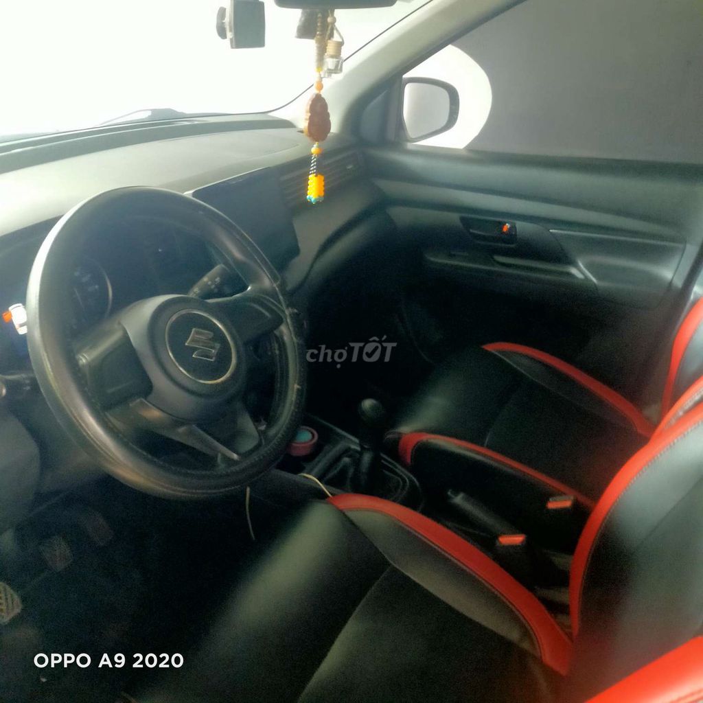 Suzuki Ertiga, 7 мест, черный бензин