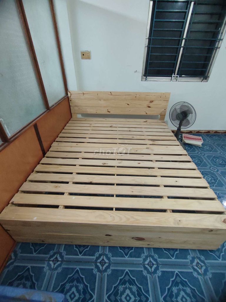 CẦN BÁN GIƯỜNG 1M8 X 2M VÀ 2 NỆM NHƯ HÌNH