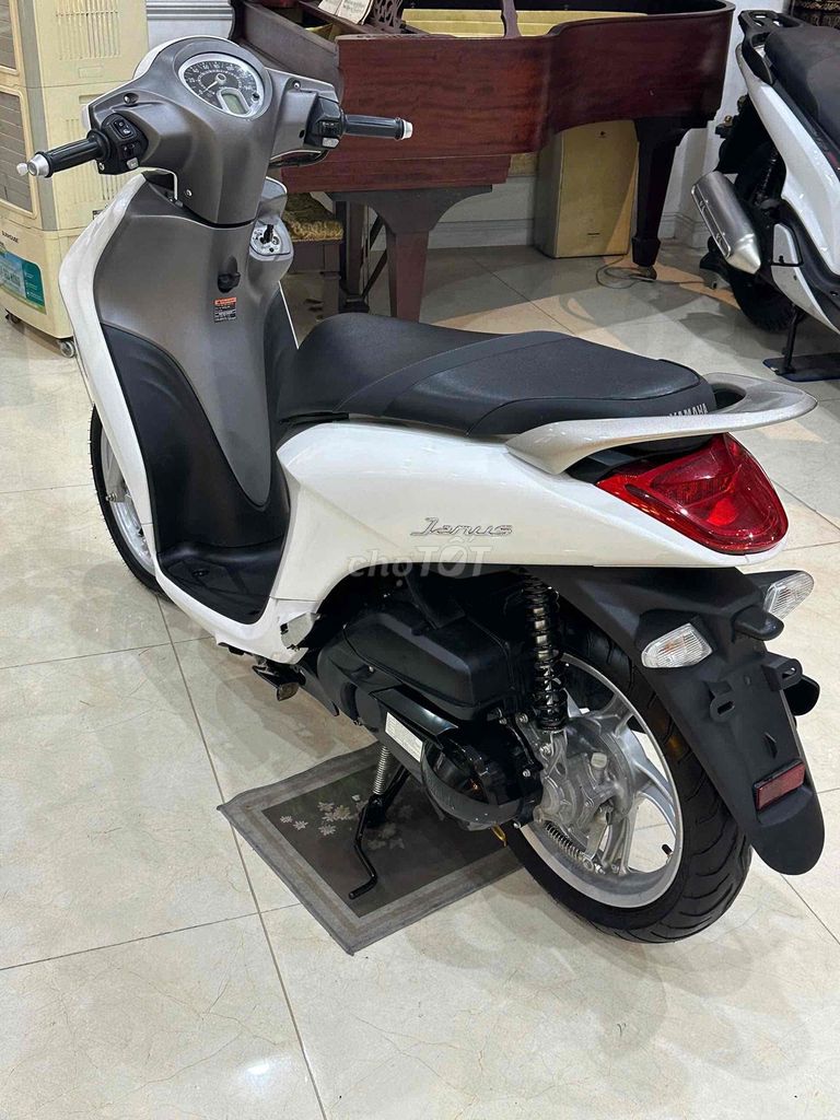 Мотосалон XE MÁY 68 - Yamaha Janus 2023 Белый