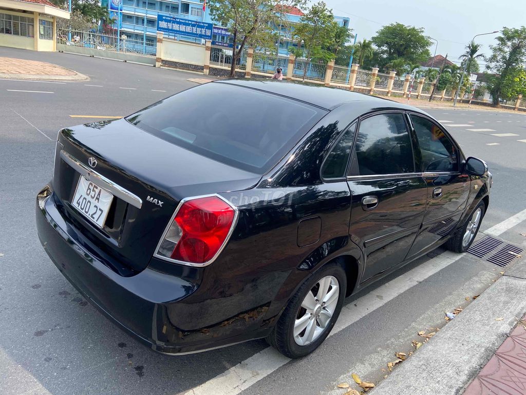 Xe ô tô 5 chỗ hiệu Daewoo Lacetti