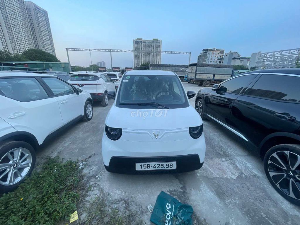 Белый электрический скутер VinFast VF2 2026