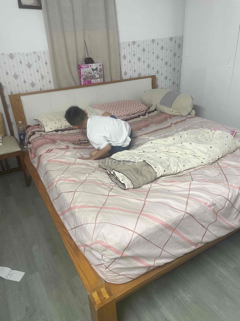 giường gỗ đẹp mới 90% bao gồm cả nệm dày 23cm mới. Mua bán Giường, chăn ga gối nệm tại Quận Tân Bình Tp Hồ Chí Minh được đăng bởi Mộc Lan hình 1