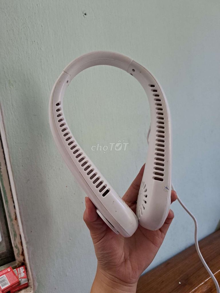 Quạt đeo cổ Trắng Mới 99%. Mua bán Quạt tại Quận Hải Châu Đà Nẵng được đăng bởi Nguyễn hoàng long hình 1