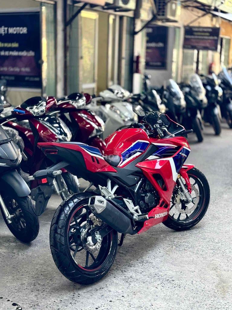 Honda CBR 150R 2021 Đỏ Trắng Xanh. Mua bán Xe máy tại Quận Cầu Giấy Hà Nội được đăng bởi Tuấn Việt Motor hình 3
