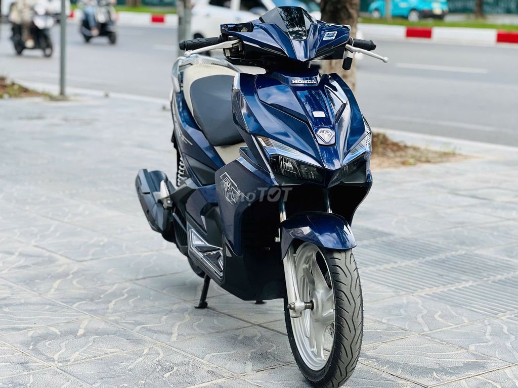 Синий скутер Honda Air Blade125-2019