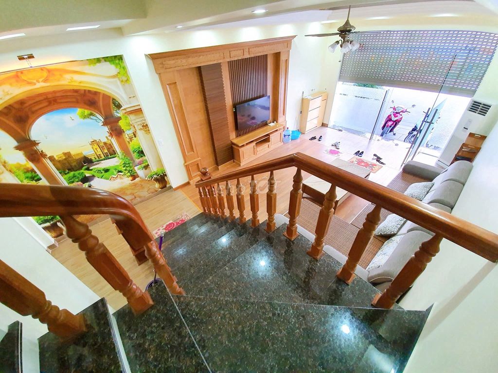 Cho thuê nhà phố Văn Cao, DT: 80m2, 7 ngủ khép kín.