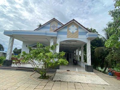 Biệt thự sân vườn ngay trung tâm tân châu