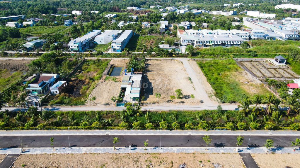 Bán lỗ lô đất view sông 600m2, giá ngộp, mt tỉnh lộ 824 TT Đức Hòa