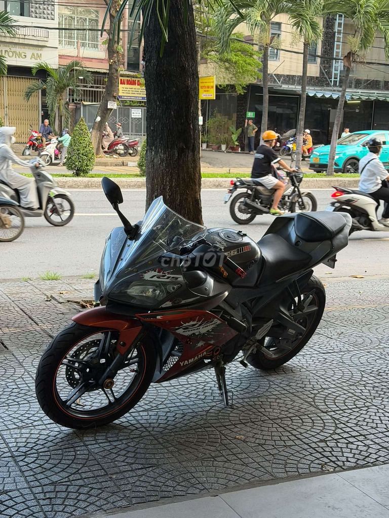 Yamaha R15 красно-чёрный, механическая коробка