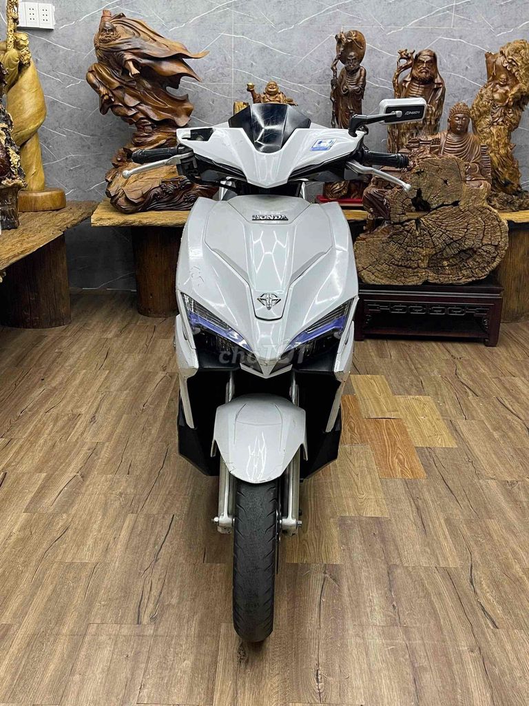 Honda Airblade с номерами SG, красивый байк, родной мотор