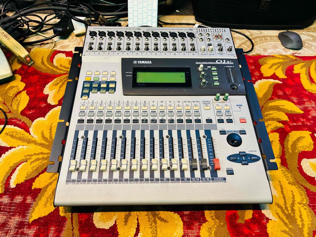 Mixer Yamaha 01V như mới đập hộp. Mua bán Tivi, Âm thanh tại Quận 3 Tp Hồ Chí Minh được đăng bởi Phan Thanh Quốc hình 1