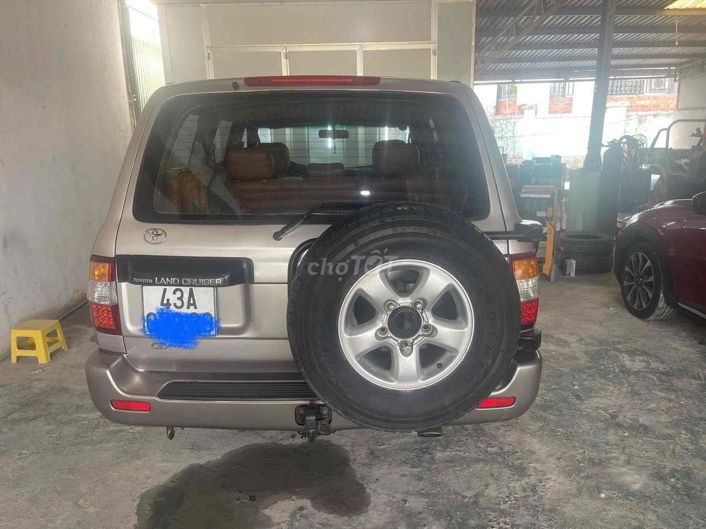 8-местная бензиновая японская колода Toyota Land Cruiser.