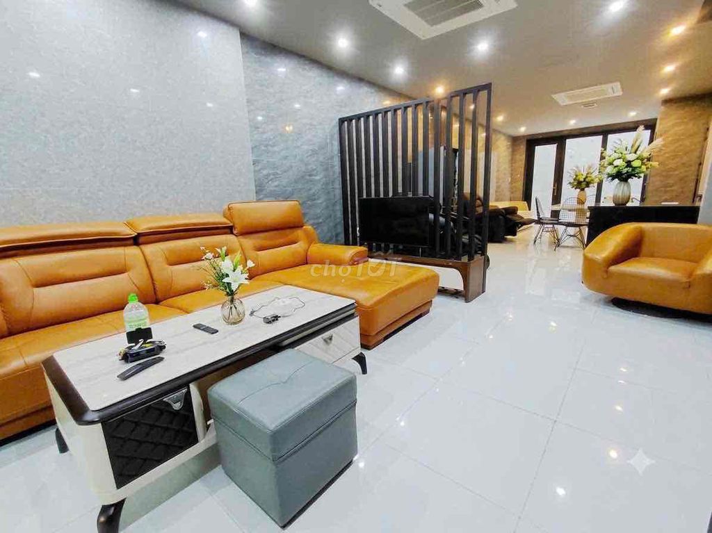 3-storey townhouse with a massage chair and shared pool — photo 12