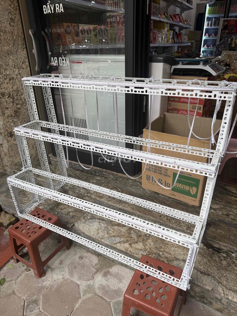 Kệ trưng bày kim loại màu trắng. Mua bán Tủ, kệ gia đình tại Quận Tây Hồ Hà Nội được đăng bởi nguyen tuong anh hình 1
