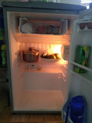 Cần bán lại tủ lạnh mini sanyo.Giá 900 ngan