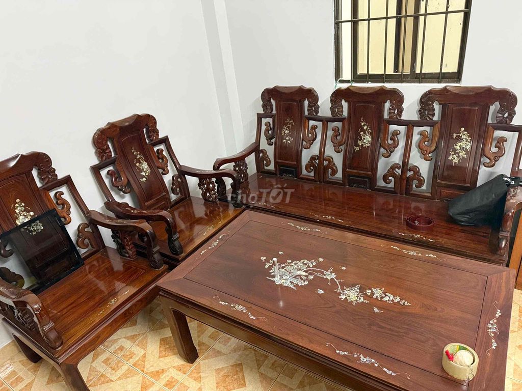 Bộ bàn ghế gỗ nâu đỏ đã sử dụng. Mua bán Bàn ghế tại Thành phố Thủ Đức Tp Hồ Chí Minh được đăng bởi Vo Phuong hình 1