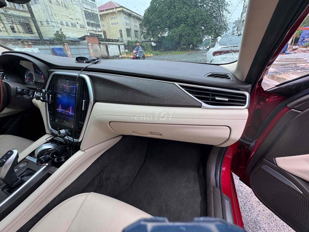 VinFast Lux A, полный 2021 год, красный