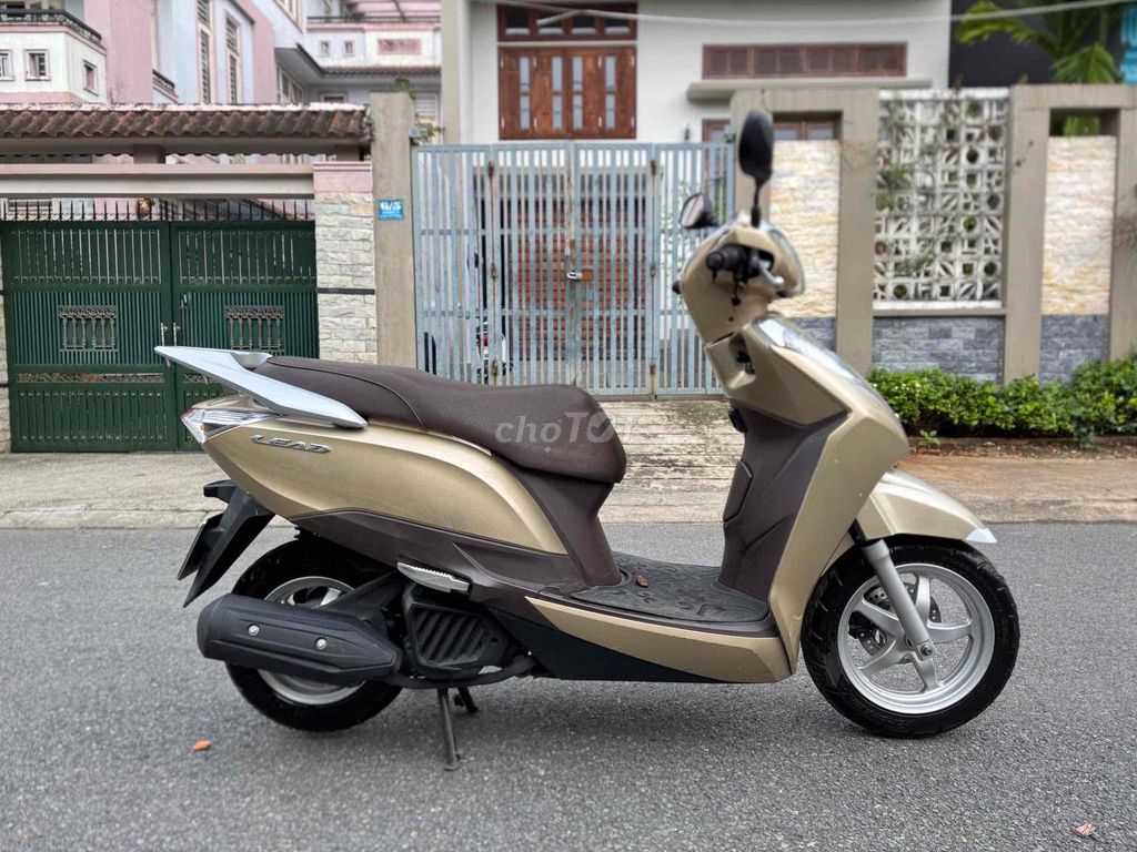 Honda Lead 2016 черно-желтая в отличном состоянии 98%