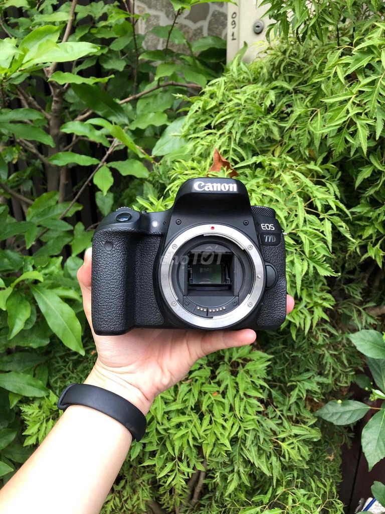 Máy ảnh Canon EOS 77D Đen body. Mua bán Máy ảnh, Máy quay tại Quận Phú Nhuận Tp Hồ Chí Minh được đăng bởi Lam Vy  hình 1