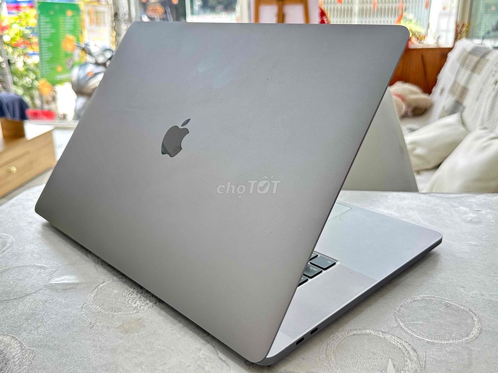 MacBook Pro 2019 16 inch core i7 ram 16/512