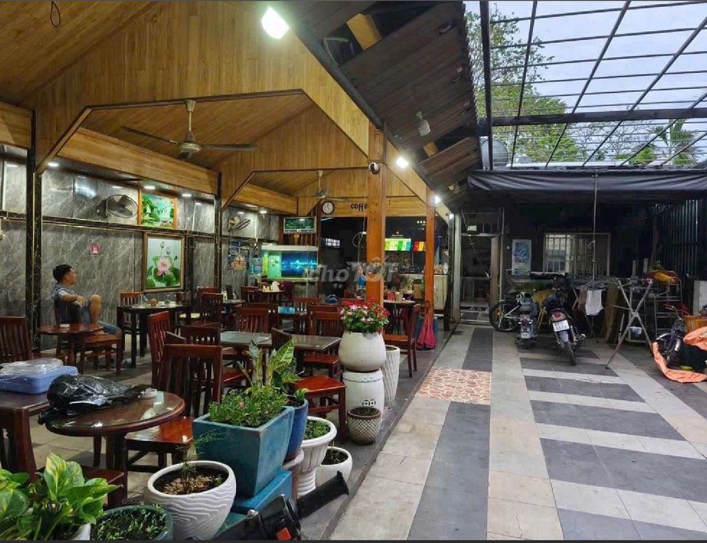 Bán quán cafe mặt tiền Nguyễn Thị Minh khai đang kinh doanh buôn bán