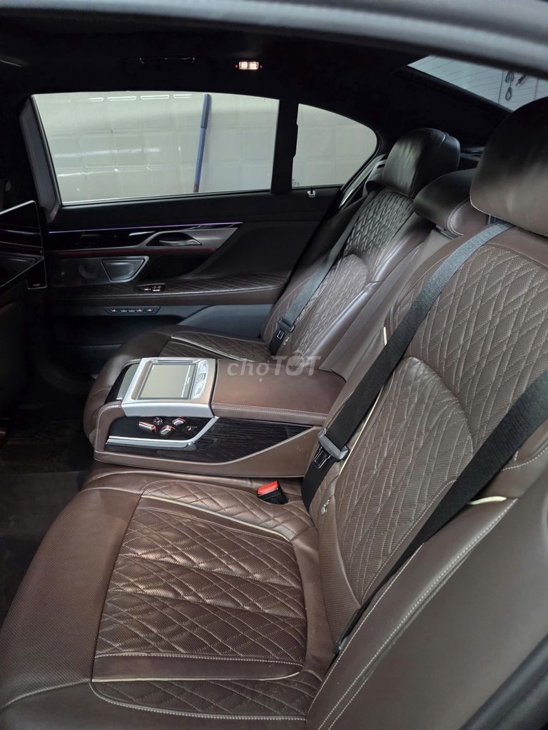 BMW 740Li Pure Excellence 2021 черный, импорт из Германии