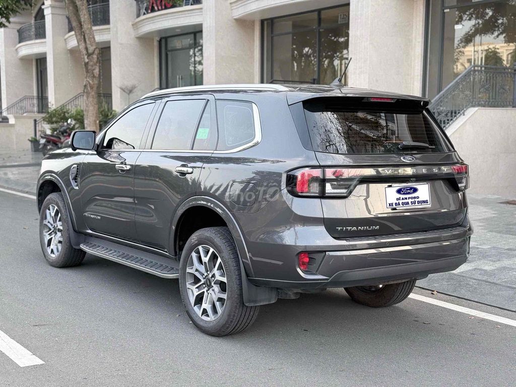 Ford Everest Titanium Xám 7 chỗ 30575 km. Mua bán Ô tô tại Thành phố Dĩ An Bình Dương được đăng bởi Trung tâm xe qua sử dụng Di An Ford hình 4