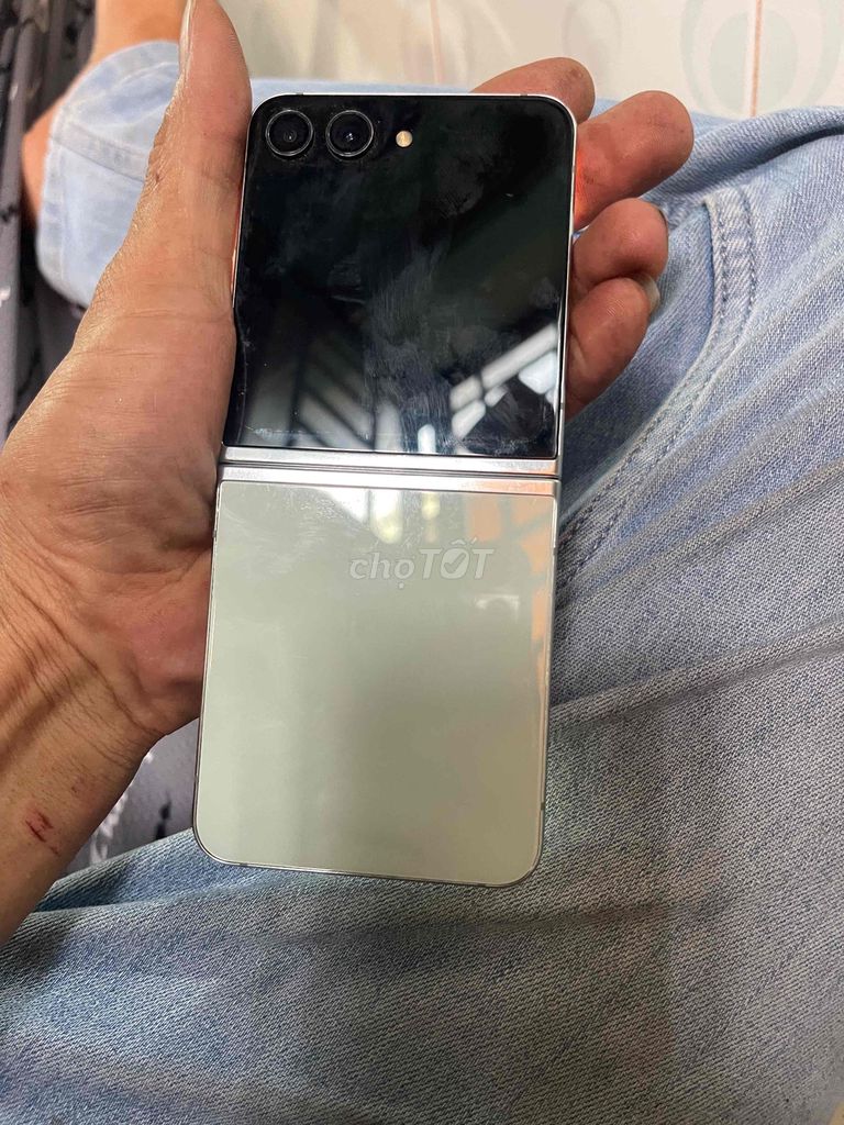 Samsung Z Flip 5 Bạc Hư màn hình trong. Mua bán Điện thoại tại Quận 12 Tp Hồ Chí Minh được đăng bởi Lê hoàng long hình 1