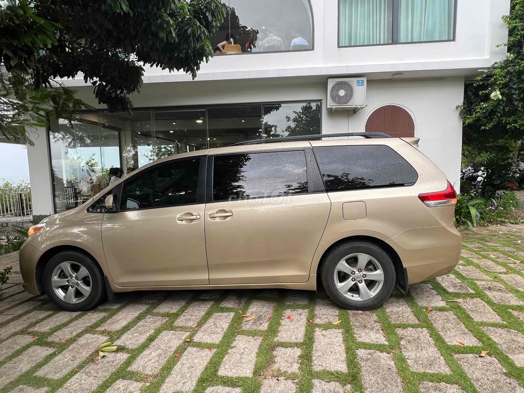 Toyota Sienna 2010 - 88000 km. Mua bán Ô tô tại Thành phố Thủ Đức Tp Hồ Chí Minh được đăng bởi Oanh Toyota hình 3