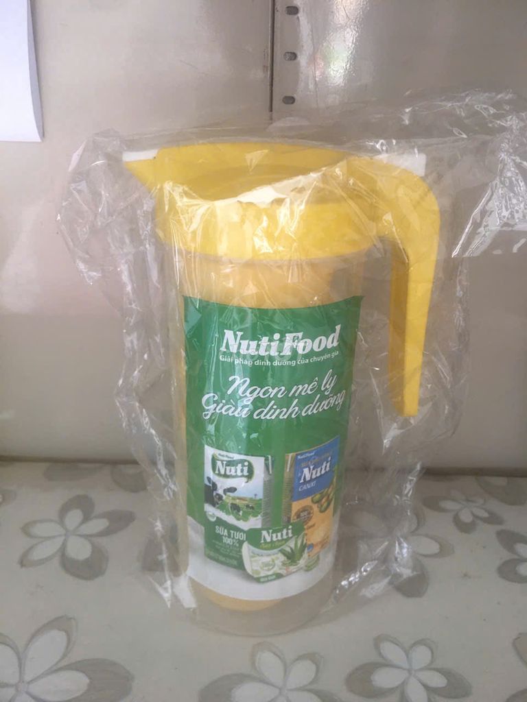 Bình đựng nước Nutifood Vàng Mới. Mua bán Nội thất, đồ gia dụng khác tại Quận Tân Bình Tp Hồ Chí Minh được đăng bởi Tuan hình 1