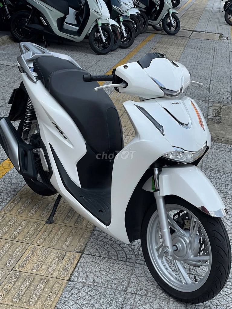 Владелец суперсерфера Хонды SH 125i 2026