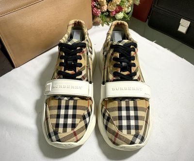 Burberry auth size 41