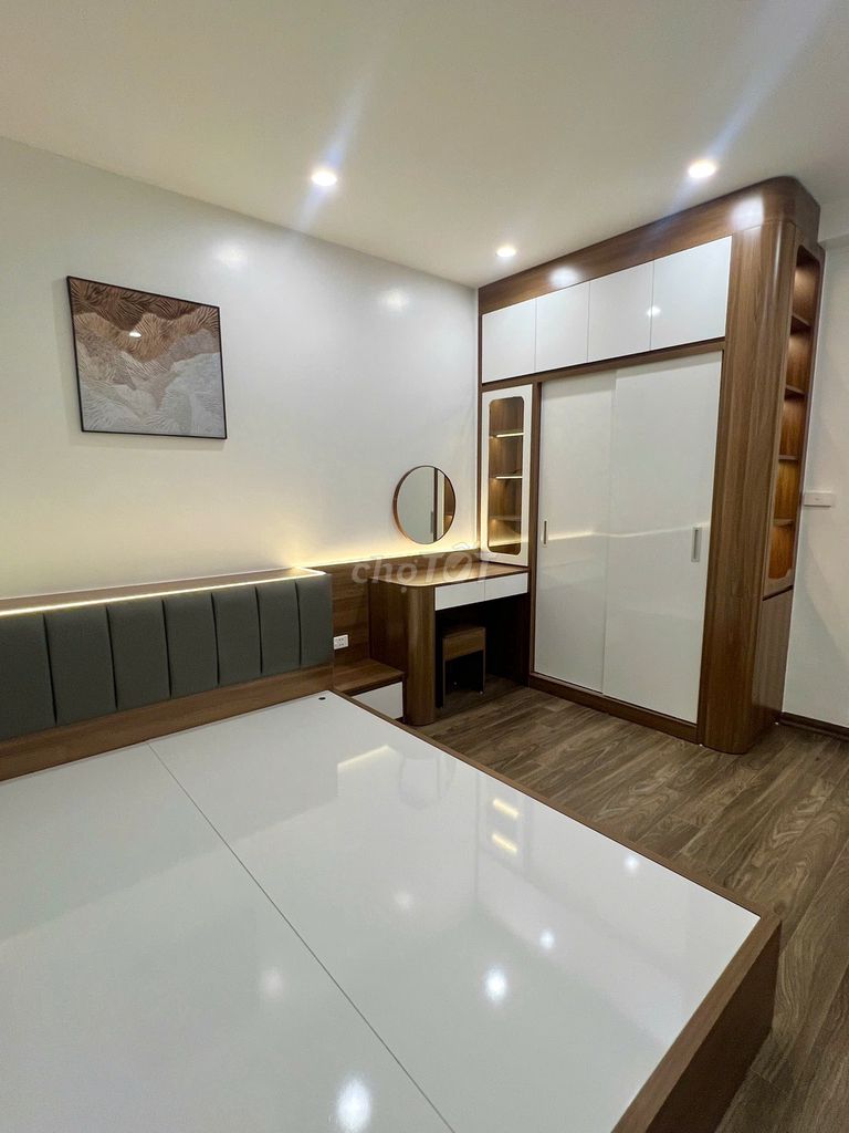 ПРОДАЕТСЯ КВАРТИРА НА ПЛОТИНЕ СЕВЕРНАЯ ЛИНЬ ПЛОЩАДЬЮ 2 КВ. М — 82 М², 3 СПАЛЬНИ, ВИД НА МУОНГ ТХАНЬ