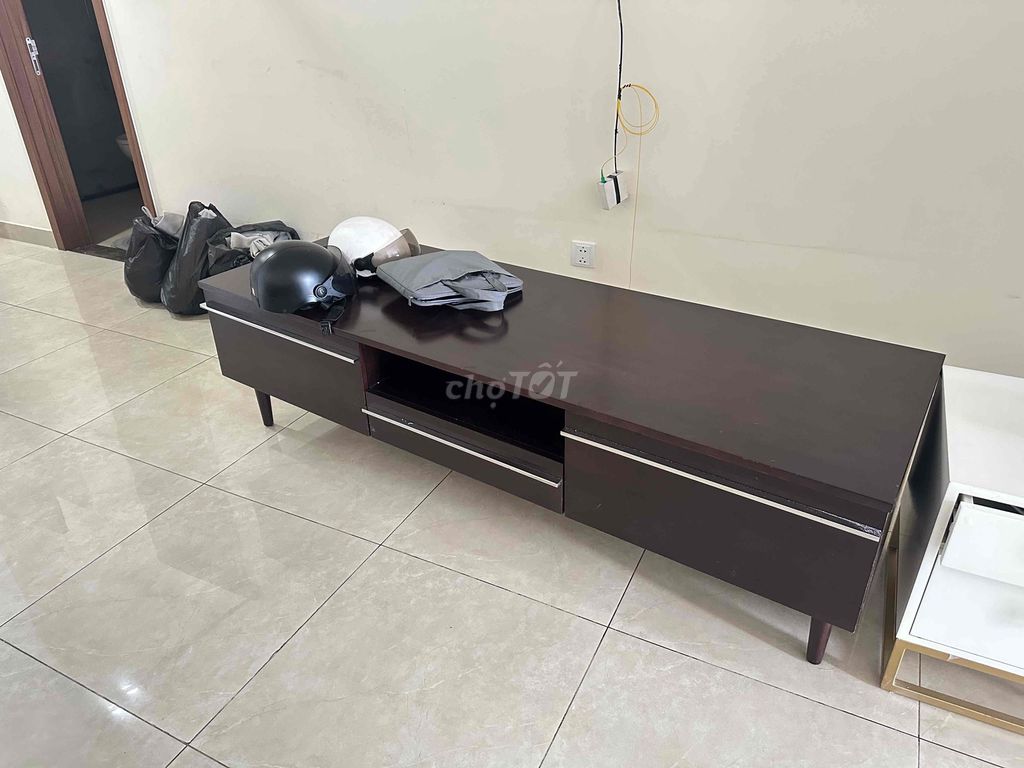 Kệ tivi gỗ tự nhiên màu nâu. Mua bán Tủ, kệ gia đình tại Quận Thanh Xuân Hà Nội được đăng bởi Hiếu hình 1