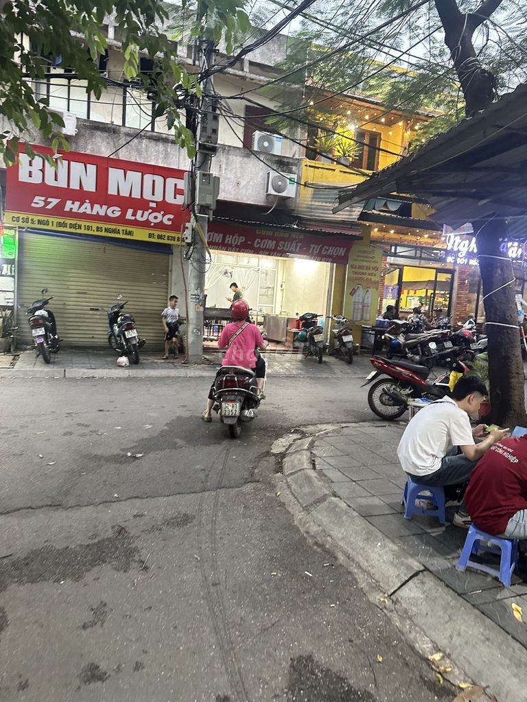 Chính chủ bán nhà TT tầng 1 B6 Nghĩa tân 10,6 tỷ lô góc 101 m2 MT 20m