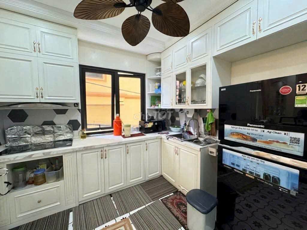 Угловой дом в центре Лонгбьен, сосед Vinhomes