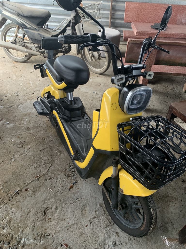 Xe máy điện màu vàng đã sử dụng. Mua bán Xe điện tại Quận Cẩm Lệ Đà Nẵng được đăng bởi Tiến lên hình 1