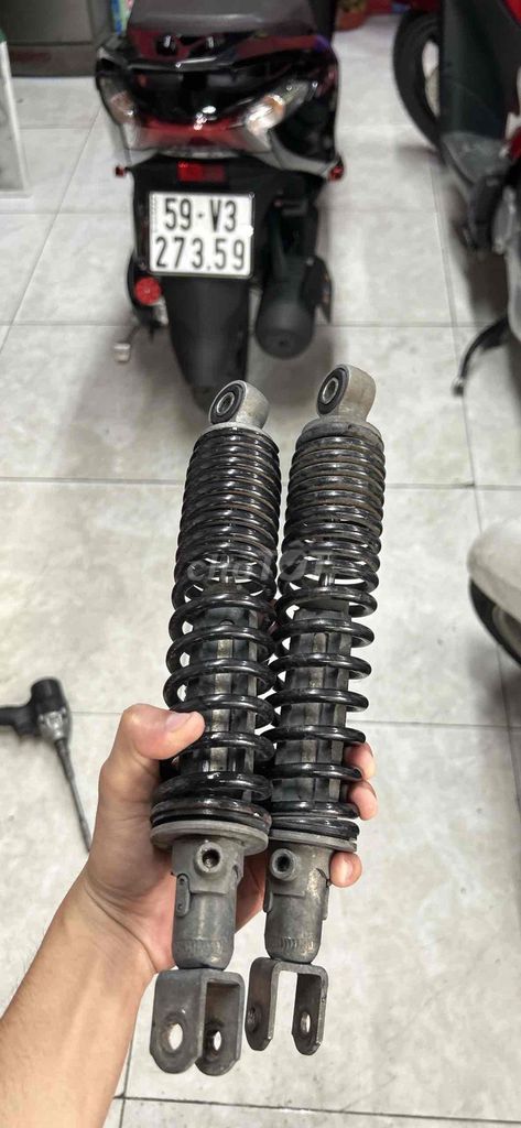 Phuộc sau Honda SH Ý zin theo xe. Mua bán Phụ tùng xe tại Quận Tân Phú Tp Hồ Chí Minh được đăng bởi Phúc Bảo hình 2