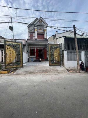 Nhà trệt lầu sân xe hơi trần gỗ cao cấp gần ngã tư miếu ông cù. Mua bán nhà ở tại Thị xã Tân Uyên Bình Dương được đăng bởi Mr.Thương