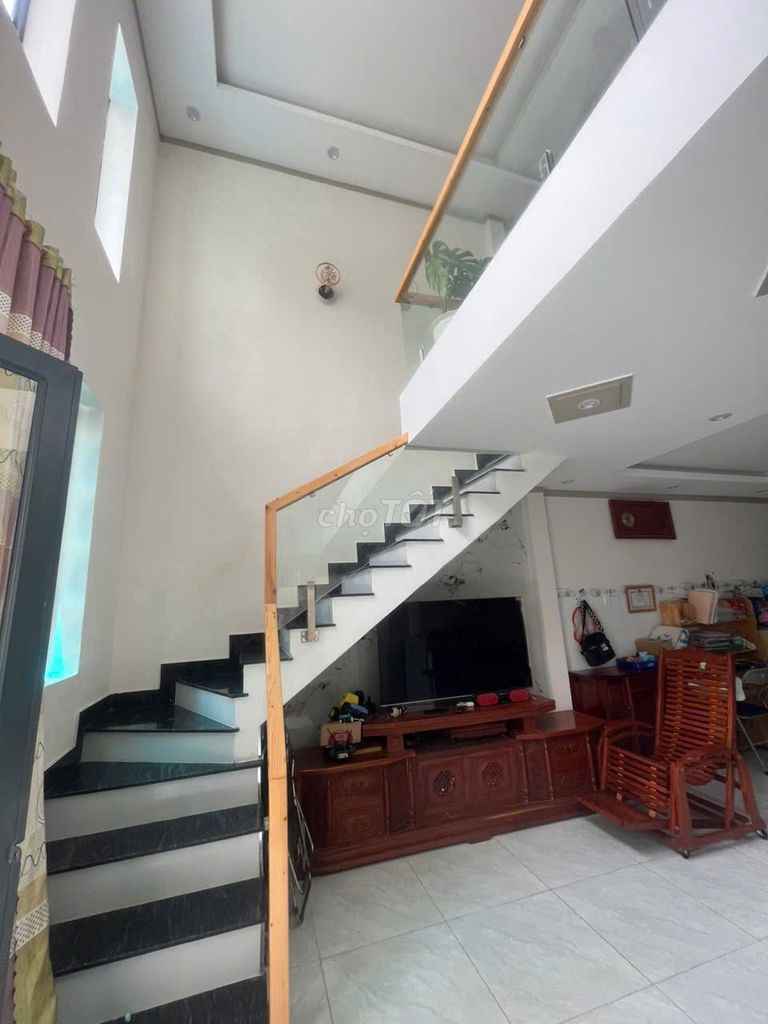 Nhà 1 trệt 1 lầu