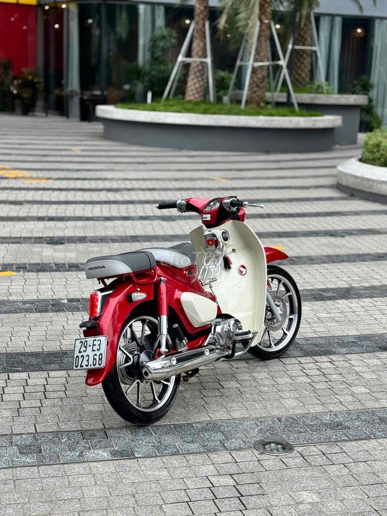 Honda Super Cub C125 2023 Đỏ Trắng 4000km. Mua bán Xe máy tại Quận Cầu Giấy Hà Nội được đăng bởi Tuấn Việt Motor hình 3