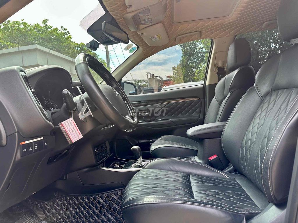 OUTLANDER PREMIUM 2023 ĐI 30.000KM - TRẢ GÓP BANK. Mua bán Ô tô tại Quận 10 Tp Hồ Chí Minh được đăng bởi Nam Huỳnh hình 10