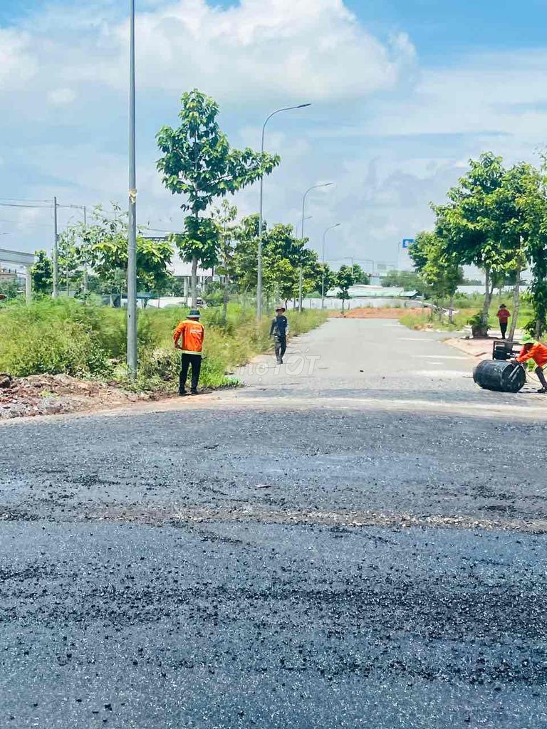 Hiện tại khách em đang có 1 lô cần sang nhượng nằm mặt tiền sát với qu