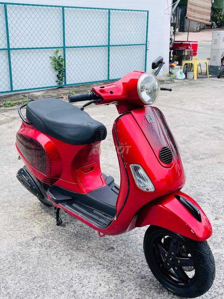 Красный самокат Piaggio Vespa с гладким цинком