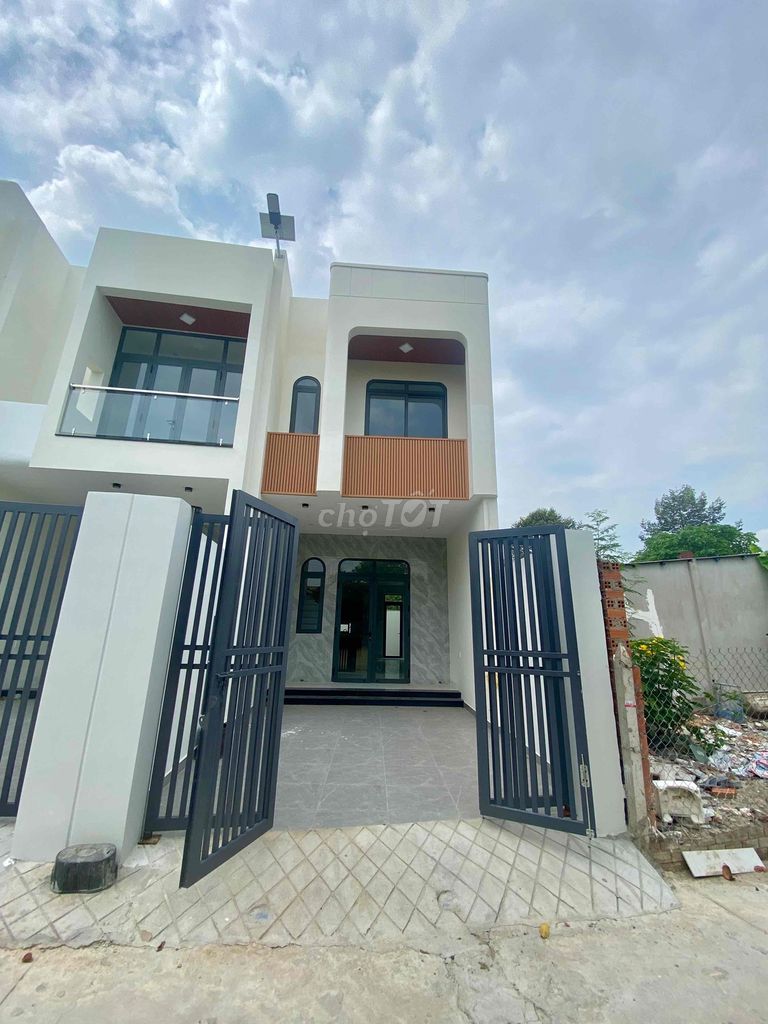Bán gấp nhà 2 mặt tiền Phú Mỹ, sạch đẹp mới nở hậu 5.25m
